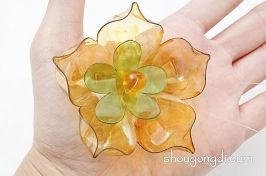 兩色塑料花手工制作 塑料瓶做花的方法步驟 -  www.shougongdi.com