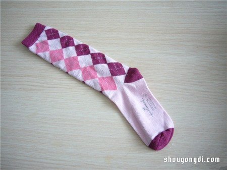 不要的舊襪子制作可愛的兔子玩具- www.shougongdi.com